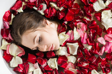 唯美美容花瓣美女图片