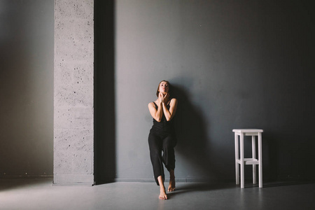 女性孤独的社会主题是痛苦的痛苦.关于男性的调查.