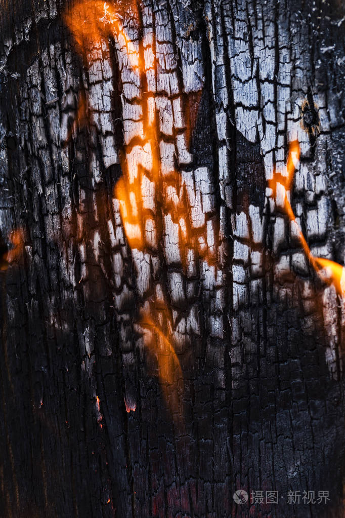 纹理特写的木板同时燃烧从火