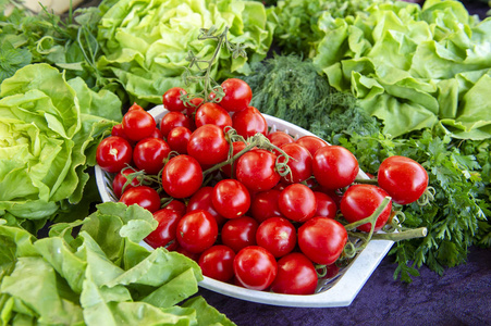 从农贸市场挑选新鲜绿色蔬菜图片