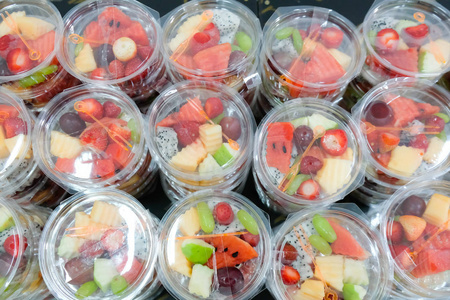 自助餐用透明塑料盒装泰国水果照片