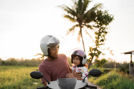 爸爸和女儿骑摩托车图片