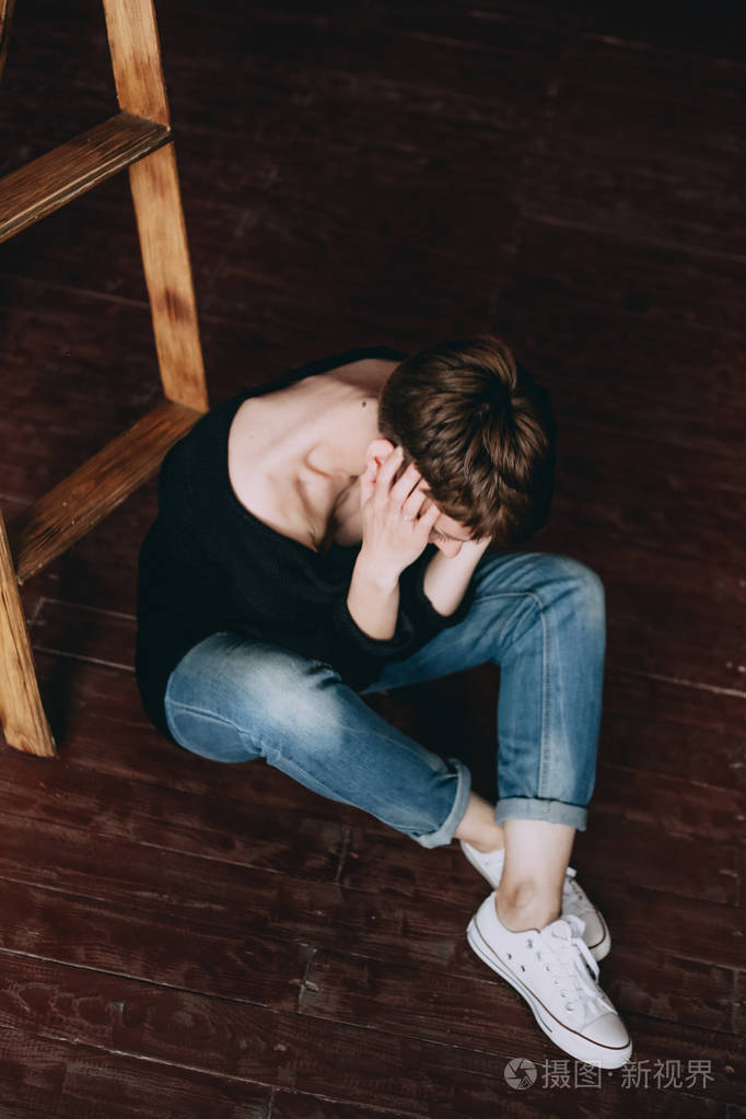 女性肖像沉思姿态情感生活方式