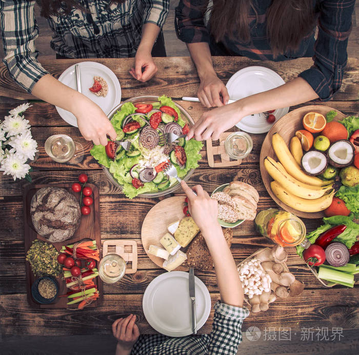 和朋友一起吃晚饭.一群人一起吃饭的俯视图照片-正版商用图片2i8667-