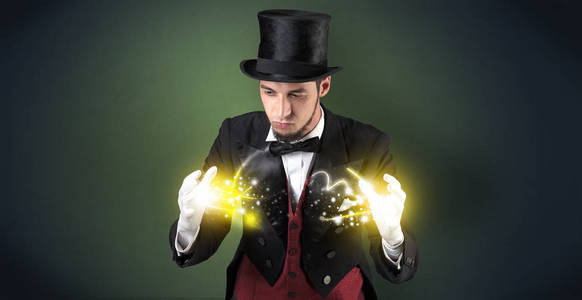 显示他的力量魔术师手上拿着他的力量照片