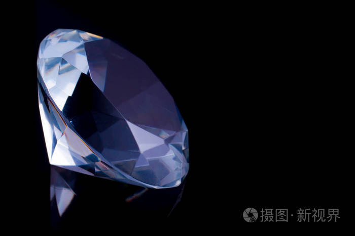 黑色镜面上的巨大钻石钻石的反射