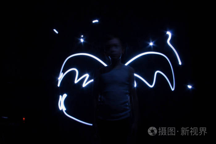 有光明天使或恶魔翅膀的图画