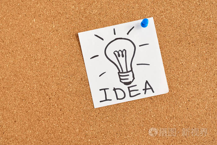 在软木板上涂有单词idea的灯泡