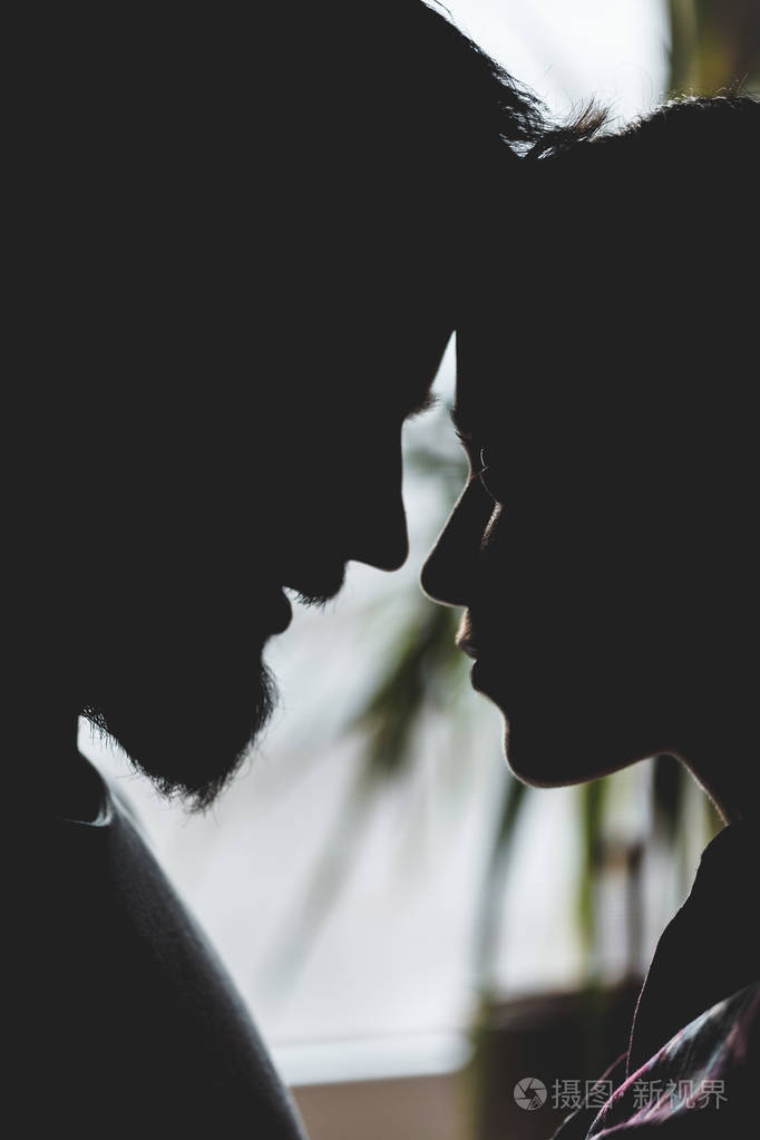 一对年轻夫妇的近照恋爱中的男人和女人互相依偎