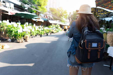 背着背包旅行的亚洲妇女图片