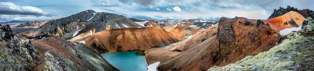 彩色流纹岩火山山脉地标全景图片