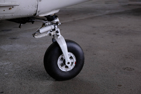 起落架飞机的起落架底部的一个现代的飞机和其起落架关闭飞机机轮和轴