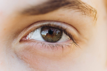 太阳下一个白人男子的裁剪肖像.睁眼特写照片
