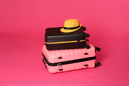 彩色背景帽子的时尚手提箱图片