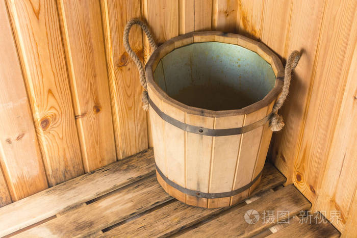 浴缸里装水的木桶