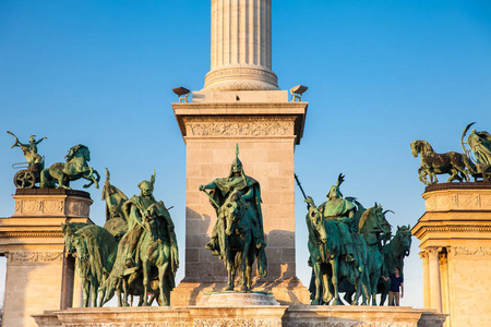 布达佩斯英雄广场雕像图片