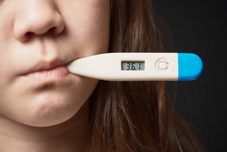 拿体温计图片