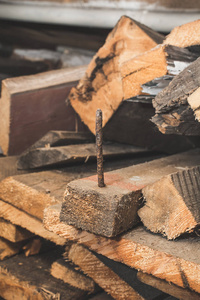 木头上生锈的钉子照片