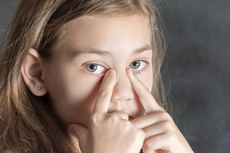 小孩子用手指揉眼睛照片