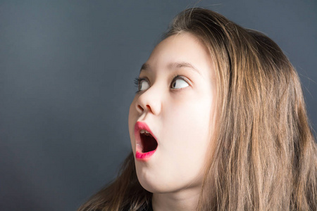 小孩侧脸张嘴张嘴美女照片