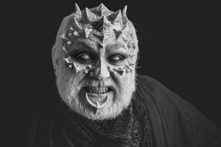 瞎眼生气的人照片