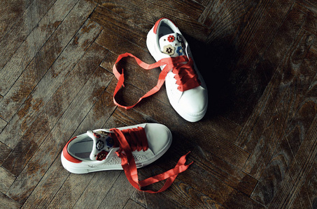 女生校服鞋.平躺射运动鞋, 耳机, 电话街头时尚的概念.