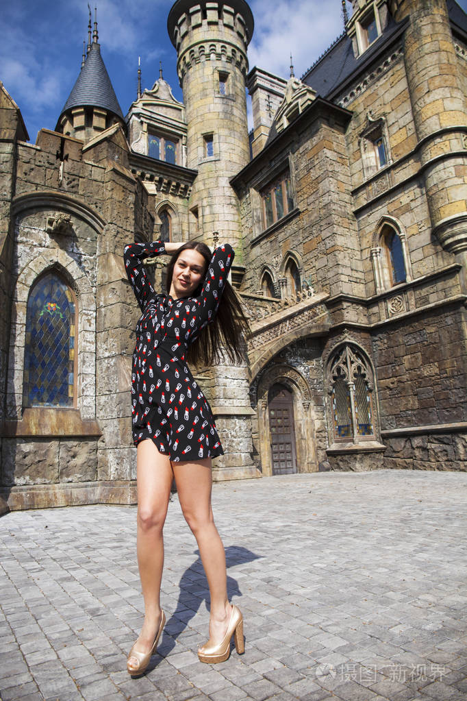 全身肖像年轻美丽的夏装女孩摆姿势