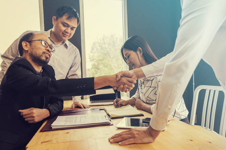 商务谈判理念;商务人士与sig握手照片