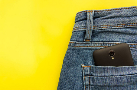 蓝色牛仔裤后口袋的部分手机图片