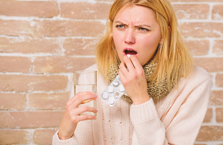 女孩生病发烧吃药照片