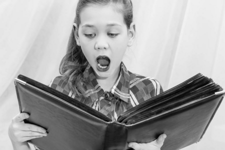 即知识漂亮的孩子大声读书照片