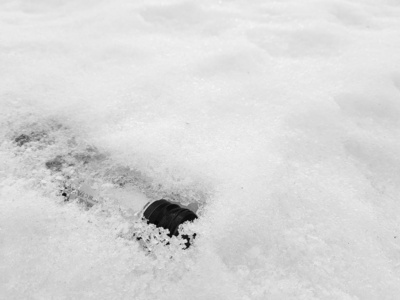 冬春雪地上的雪瓶和口香糖图片