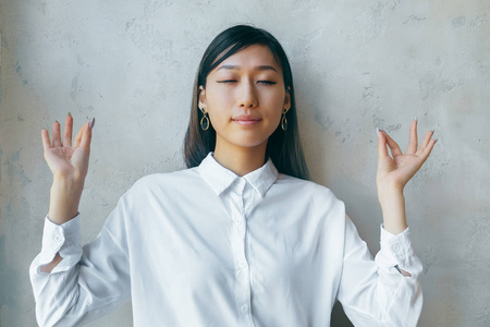 亚洲专注的女人图片