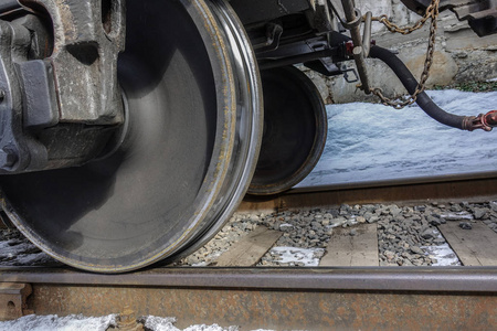火车车轮特写.底视图.冬天照片