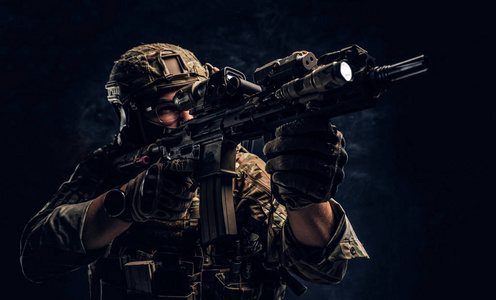 精锐部队,特种部队士兵,身穿迷彩服,手持一支带有激光瞄准器的突击步