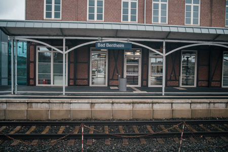 复古欧式火车站站台图片