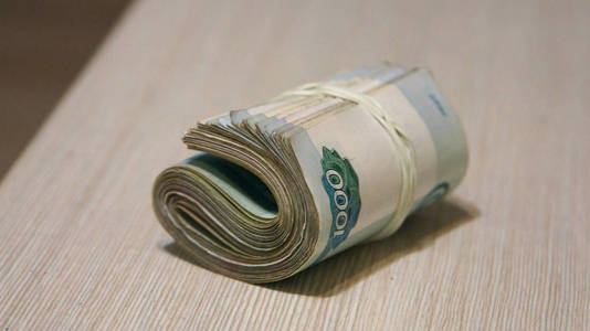 扭曲的一沓钱,钞票包装照片