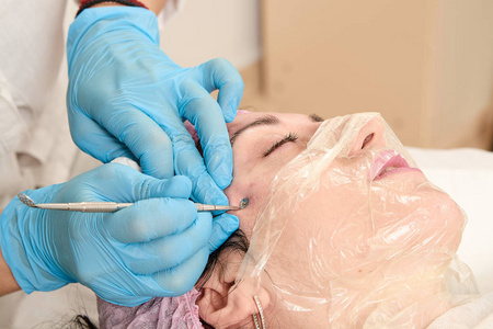 美容院的年轻女子做手工洗脸.照片