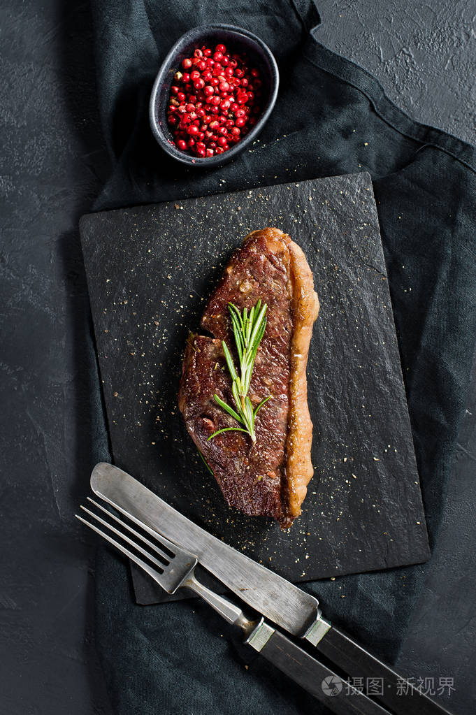 迷迭香牛里脊牛排黑色背景俯视图
