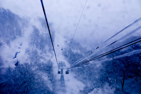 日本嘉乐玉泽雪山上的缆车天空图片