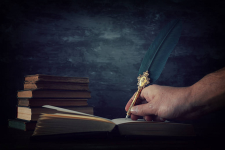 关于历史,幻想,教育和文学主题的概念照片照片
