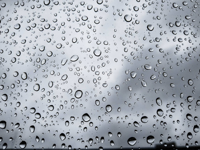 下雨天汽车玻璃上的雨滴图片