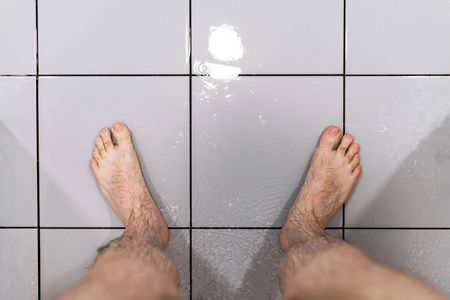 洗脚的照片男人图片