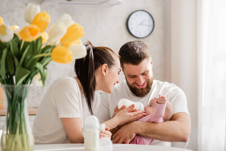 丈夫妻子喂草莓图片