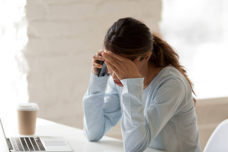 工作压力大的女人把手放在额头上照片