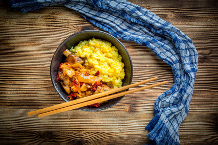 木签上有鸡肉和蔬菜的藏红花饭图片