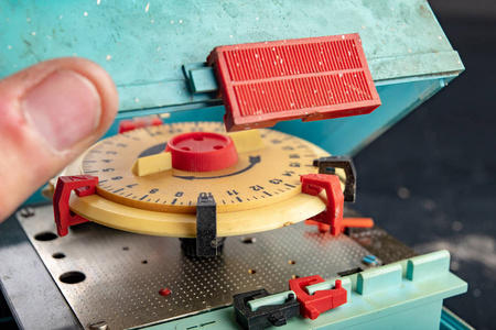 工业时间测量用电气装置.老伯爵红色和蓝色现实定时器20秒的灰色背景.