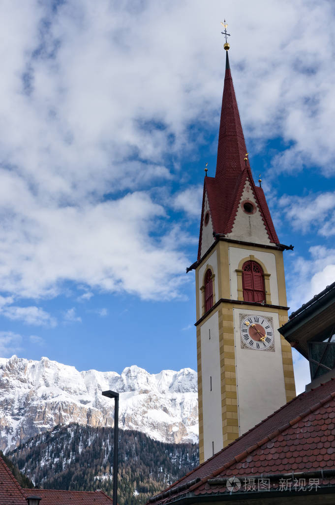 塞尔瓦的玛丽亚希尔夫教区教堂前景是墓地和坟墓瓦尔加迪纳白云石