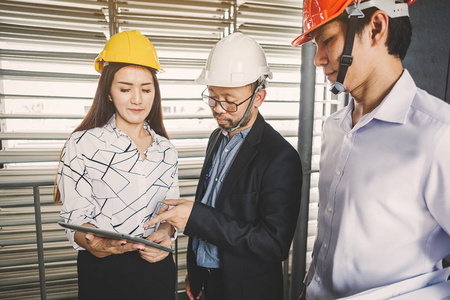 顾问工程师在蓝图中讨论建设项目照片