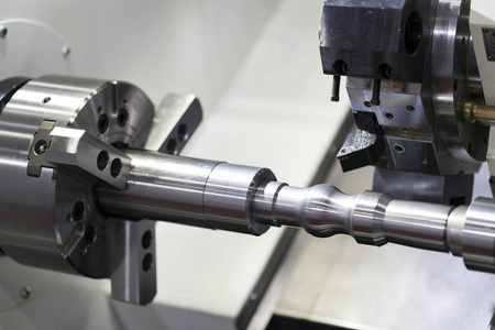 操作员用数控车床加工汽车零件,照片